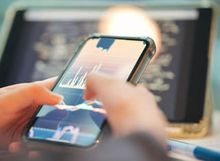 Para çekme ve fon transfer sürecini inceleyen bir yatırımcı