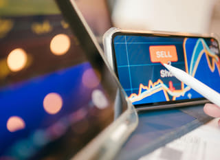 Forex, Bitcoin ve Ethereum opsiyonlarını inceleyen çok piyasalı bir yatırımcı
